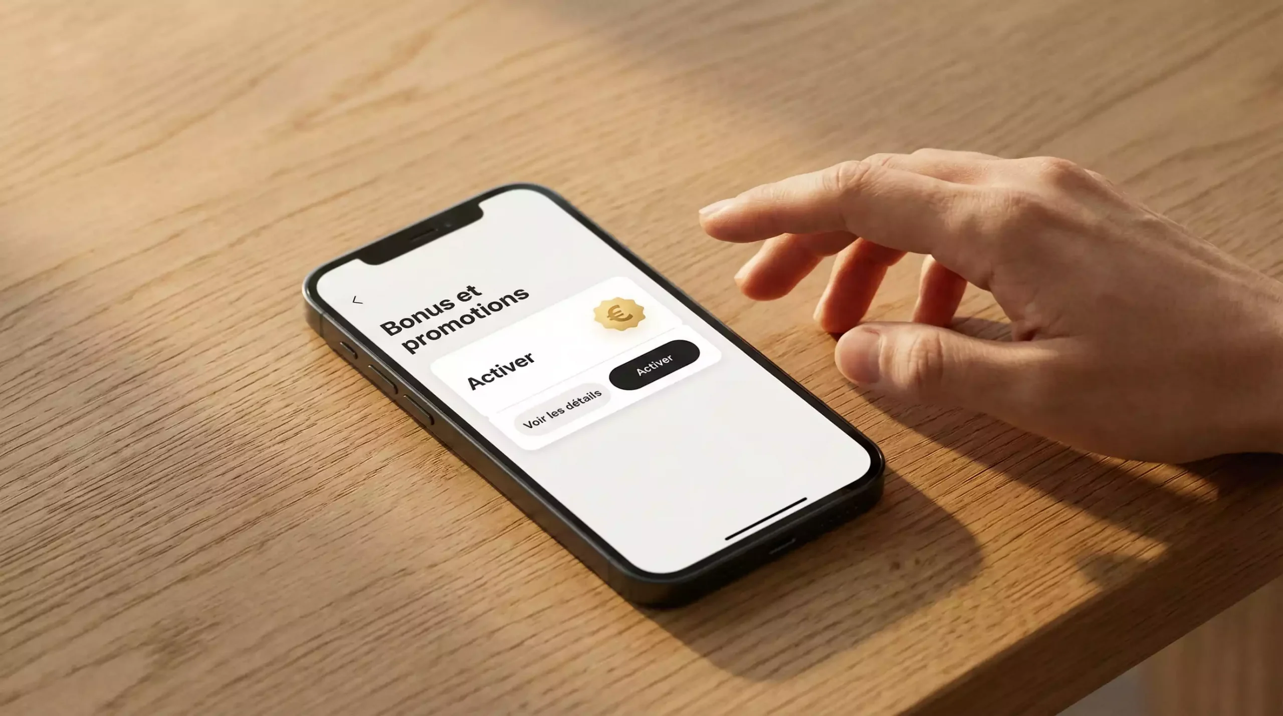 Un smartphone affiche une offre promotionnelle de pari sportif MMA avec un symbole € à côté
