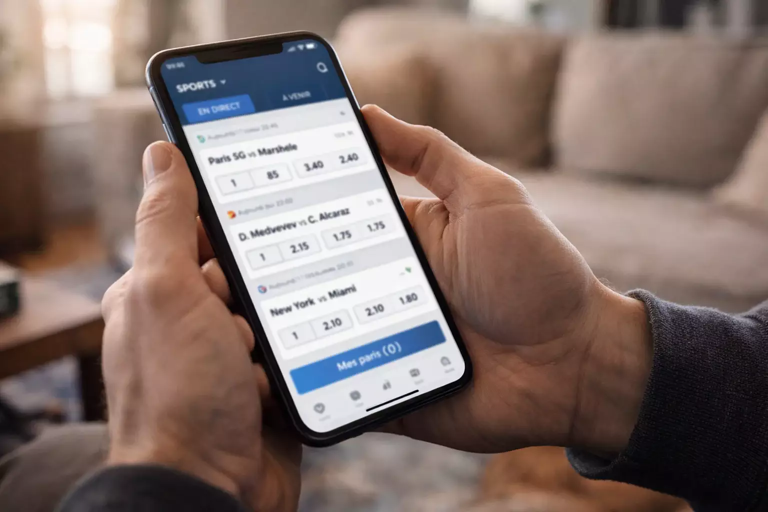Personne consultant une application de paris sportifs sur smartphone