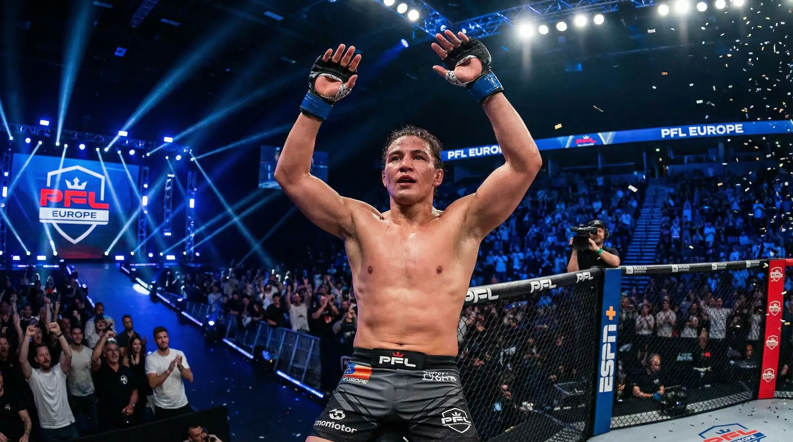 Un combattant MMA célèbre sa victoire dans la cage PFL lors d